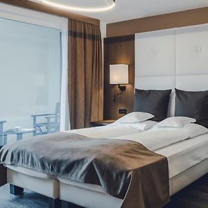 Kleines Zimmer mit Kingsize-Bett